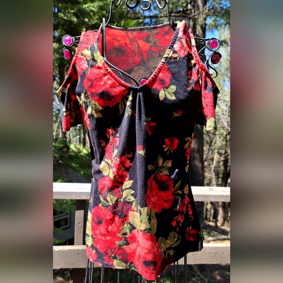 Gorgeous handmade VERY stretchy cold shoulder black rose top szS - Picture 2 of 5